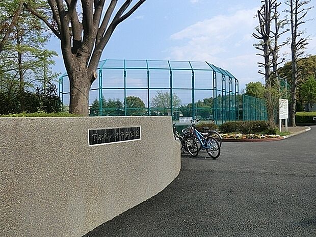 下永谷八木中央公園まで477m、野球などができるグラウンドメインの公園