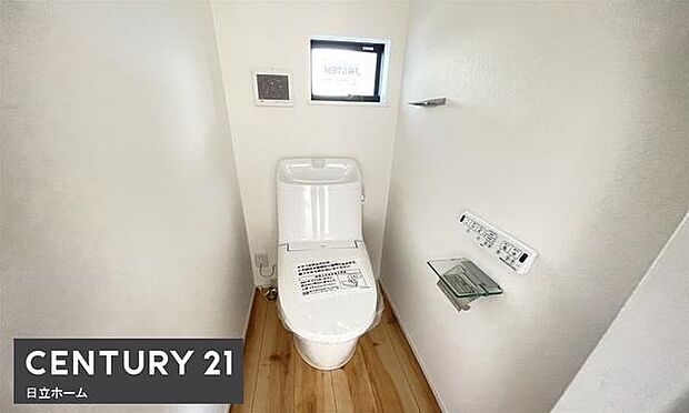 《トイレ》　■窓のあるトイレは明るい空間で清潔感があります。