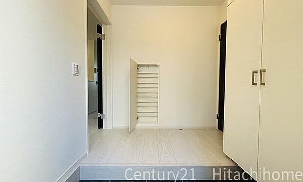 《玄関》 ■玄関を開けると、エントランスホールがお出迎え。上がりがまちやシューズボックスがゆったりと構え、心地よさに包まれます。