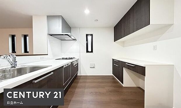 《システムキッチン》　■会話を楽しみながら食事を味わう。一緒にいる時間が楽しい空間。