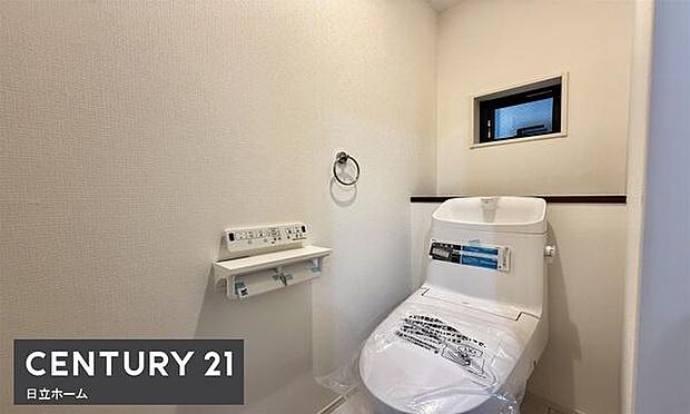 《トイレ》　■窓のあるトイレは明るい空間で清潔感があります。