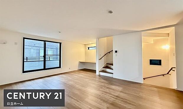 《リビングダイニング》　■開放的で広いリビング。のびのびとくつろげるリビングは、家族のコミュニケーションの場としてみんなが集まる場所に。