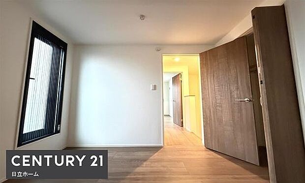 《子供部屋》　■机とべットを入れても十分な広さ、お子様の勉強部屋に。グングンと成績ＵＰの予感が。