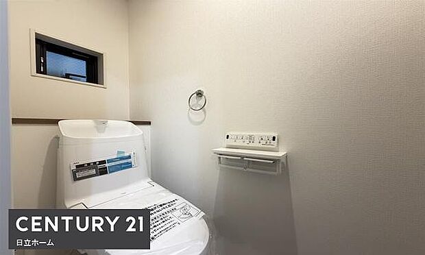 《トイレ》　■窓のあるトイレは明るい空間で清潔感があります。