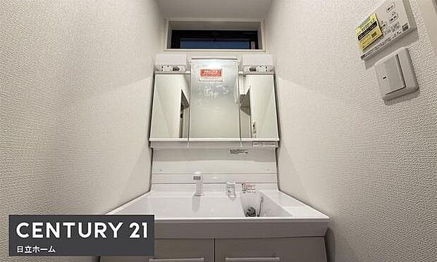 《洗面化粧台》　■使いやすいシャープなデザインの洗面化粧台。