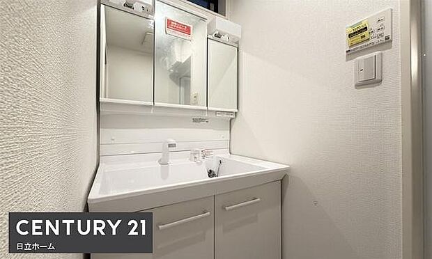 《洗面台》　■朝のバタバタした身支度を支えてくれる洗面所。