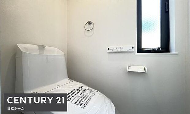 《トイレ》　■窓のあるトイレは明るい空間で清潔感があります。
