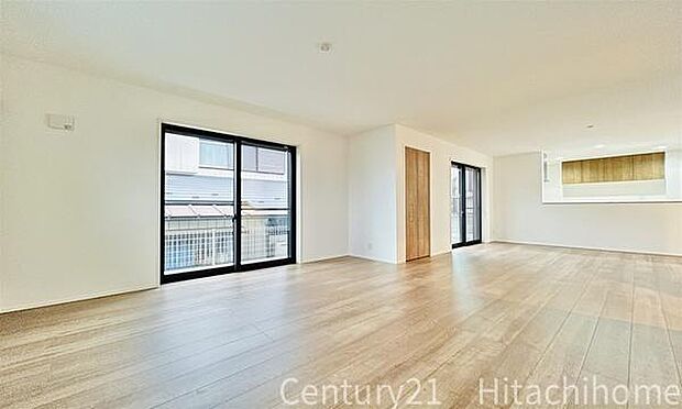 《リビングダイニング》 ■開放的で広いリビング。のびのびとくつろげるリビングは、家族のコミュニケーションの場としてみんなが集まる場所に。