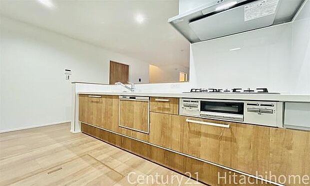 《キッチン》 ■家族が集う楽しく親子の会話もはずむキッチン。明るく清潔で使い勝手のいいキッチンには、いつも家族の笑顔があふれています。食洗器があるのも嬉しいですね。