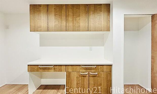 《カップボード》 ■背面に設置されたカップボード。食器はもちろん、炊飯器なども収納できます。