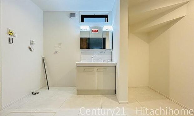 《洗面所》 ■広いパウダールームで朝の身支度も気持ちよくできそうです。