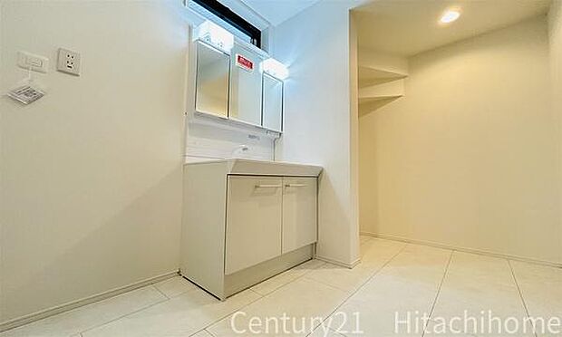 《洗面化粧台》 ■使いやすいシャープなデザインの洗面化粧台。