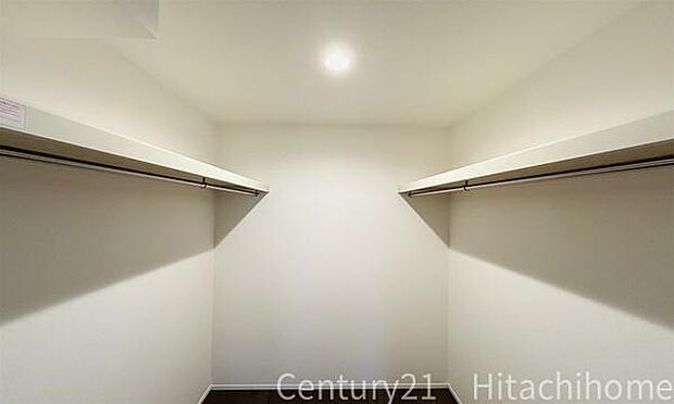 《ウォークインクローゼット》 ■大容量のウォークインクローゼットをご用意。衣類だけでなく、遊び道具やトランクなどの旅行用品の収納にも重宝します。