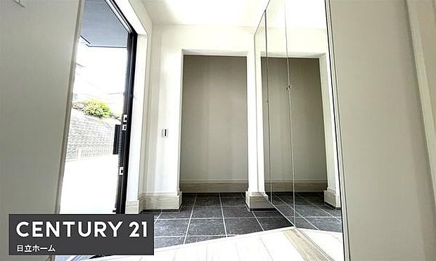 《玄関》　■土間収納付きで、ベビーカーや自転車も収納できます。