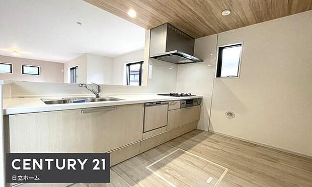 《システムキッチン》　■お手入れしやすくきれいなキッチン。お料理の始めから後片付けまで楽しい時間になりそうです。