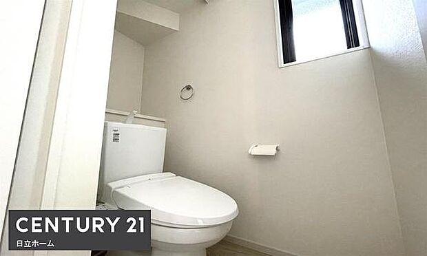 《トイレ》　■窓のあるトイレは明るい空間で清潔感があります。