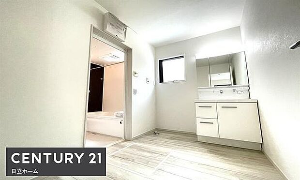 《洗面所》　■広いパウダールームで朝の身支度も気持ちよくできそうです。