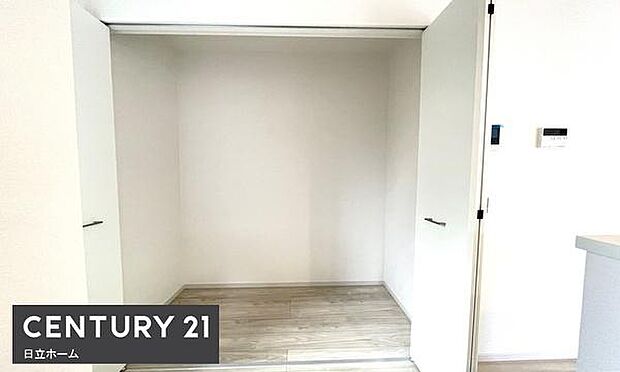 《パントリー》　■キッチン横のストレージルーム。常温保存の食品・キッチン用品などが収納できて便利です。