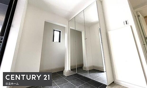 《玄関》　■シューズボックス付きで玄関もスッキリ。