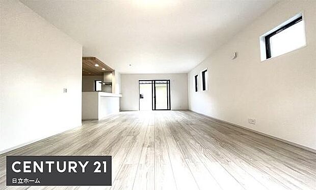 《リビングダイニング》　■開放的で広いリビング。のびのびとくつろげるリビングは、家族のコミュニケーションの場としてみんなが集まる場所に。