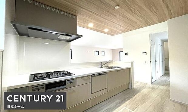 《キッチン》　■家族が集い会話もはずむキッチン。明るく清潔で使い勝手のいいキッチンには、いつも家族の笑顔があふれています。