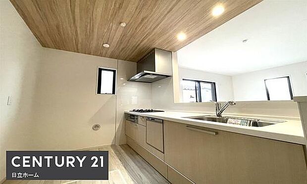 《システムキッチン》　■お手入れしやすくきれいなキッチン。お料理の始めから後片付けまで楽しい時間になりそうです。