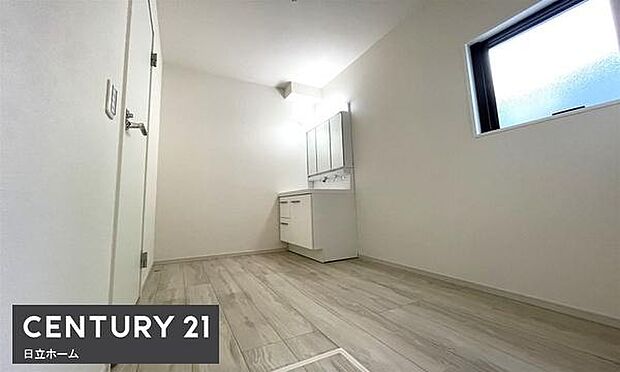 《洗面所》　■広いパウダールームで朝の身支度も気持ちよくできそうです。