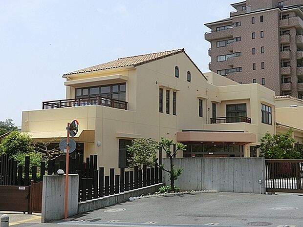 緑園なえば保育園まで689m、閑静な住宅街に立地する保育園。どんな子も分け隔てなく受け入れ、ともに生活する場所として保育をしています。