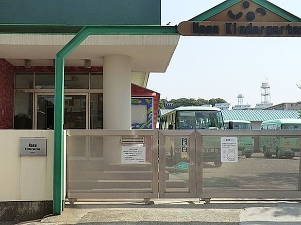 名瀬幼稚園まで1804m、子どもたちが元気に走れる広い園庭には季節を感じる木々が周りに植えられ、四季を感じながら走る元気な声ががこだまします。