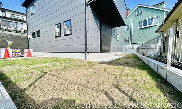 《庭》　■子供のころに夢見た「庭付きマイホーム」。その夢が現実となるかもしれませんね。人目を気にせず開放的に。お庭で家庭菜園などはいかがでしょうか。