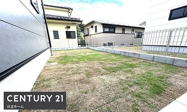 《庭》　■お庭ではお子様と遊んだり、ガーデニングも楽しめます。