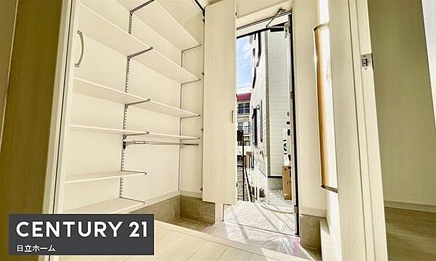 《玄関》■玄関ホールにもゆとりをもった設計ですので第一印象が違います。