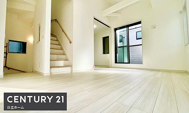 《リビングダイニング》 ■家族が自然と集まって、思い思いにくつろぎ、遊び、語らう、やすらぎの空間。