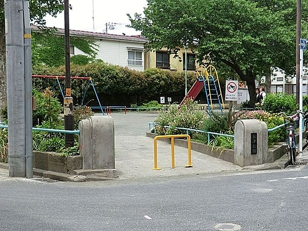 谷津公園まで260m、滑り台、砂場、ブランコ、鉄棒、遊具はすべて揃っています。花壇がきれいに整備され、お花を楽しむのもいいでしょう。
