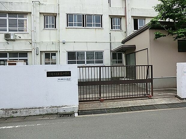 川崎市立東橘中学校まで2364m、多摩丘陵の高台から、遙か以前は海だった低地を見下ろす、歴史的に重要な地域にある中学校