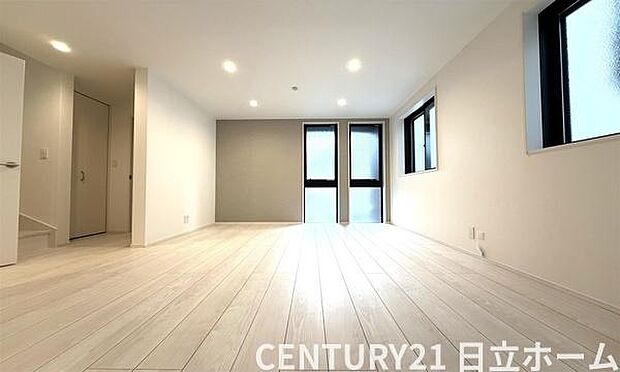 《リビングダイニング》 ■開放的で広いリビング。のびのびとくつろげるリビングは、家族のコミュニケーションの場としてみんなが集まる場所に。