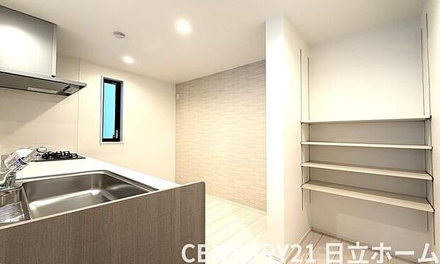 《キッチン》 ■使いやすい収納豊富なキッチンです。