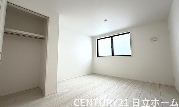 《子供部屋》 ■明るい陽の差す居室。子供部屋にもちょうど良さそうですね。