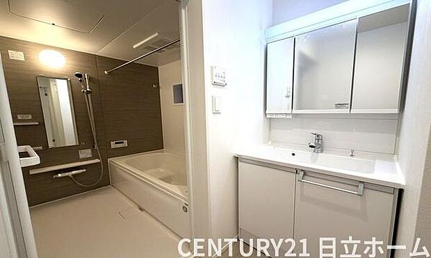 《洗面化粧台》 ■使いやすいシャープなデザインの洗面化粧台。