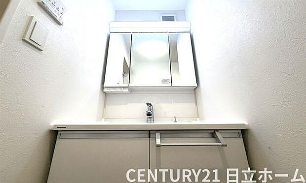 《洗面台》 ■朝のバタバタした身支度を支えてくれる洗面所。