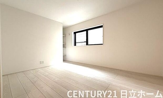 《寝室》 ■心地よい眠りへといざなうしっとりと落ち着いた雰囲気の寝室。収納豊富で寝室をいつもすっきりさせてくれます。