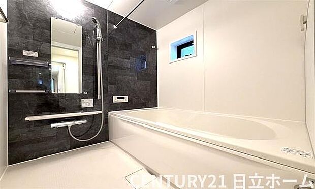 《浴室》 ■体を洗う、温まるだけの場所から心身ともに快適な空間へと進化したバスルーム。一日の疲れが癒される優雅な時間を堪能してください。