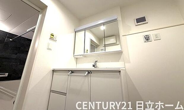 《洗面化粧台》 ■使いやすいシャープなデザインの洗面化粧台。