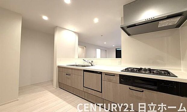 《キッチン》 ■家族が集う楽しく親子の会話もはずむキッチン。明るく清潔で使い勝手のいいキッチンには、いつも家族の笑顔があふれています。食洗器があるのも嬉しいですね。