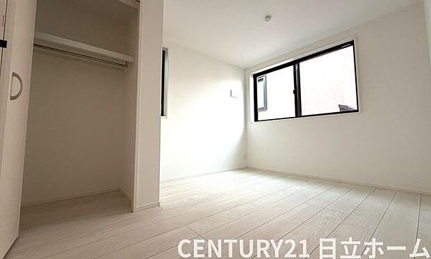 《寝室》 ■心地よい眠りへといざなうしっとりと落ち着いた雰囲気の寝室。収納豊富で寝室をいつもすっきりさせてくれます。