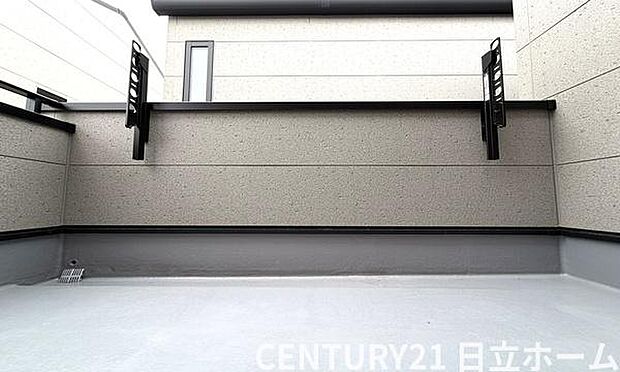 《バルコニー》 ■陽当りも良く、洗濯物も良く乾きそうです。