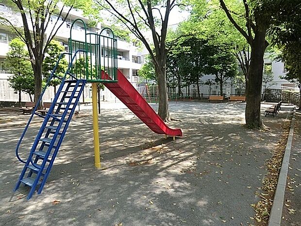 下田町西公園まで377m、木々の木漏れ日の下で、涼を取る事も出来ます。見通しの良い公園ですので、お子様を安心して遊ばせられます。