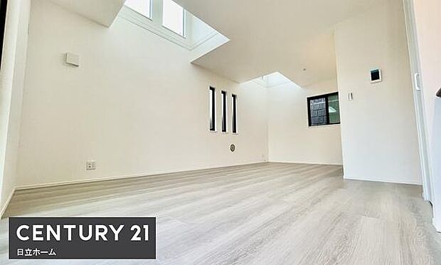 《リビングダイニング》 ■上質な時間を育む暮らしのメインステージ。寛ぎとご家族とのコミュニケーションを育む居心地のよい場所。この明るい空間は家族に安らぎを与えて、落ち着いた心地よい空間になるでしょう。