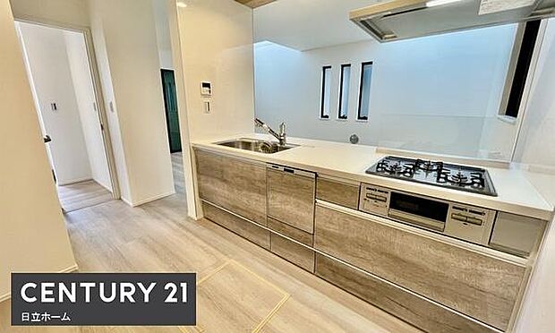 《キッチン》 ■家族が集う楽しく親子の会話も弾む対面キッチン。明るく清潔で使い勝手のいいキッチンには、いつも家族の笑顔があふれています。