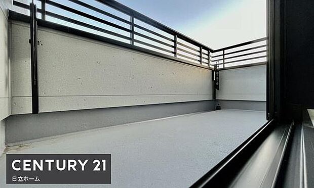 《ワイドバルコニー》 ■陽当りも良く、洗濯物も良く乾きそうです。目の前には気持ちの良い青空が広がります。前面に高い建物がないので開放的で開けた眺望が望めます。